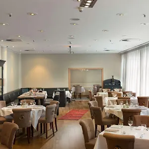 Wyndham Atrium Hotel